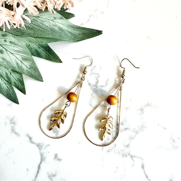 2/$30🌵 Gold Tone Teardrop Water Droplet Wood Bead Leaf Charm Earrings Boho NEW - Picture 1 of 7